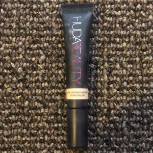 Huda beauty over achiever concealer